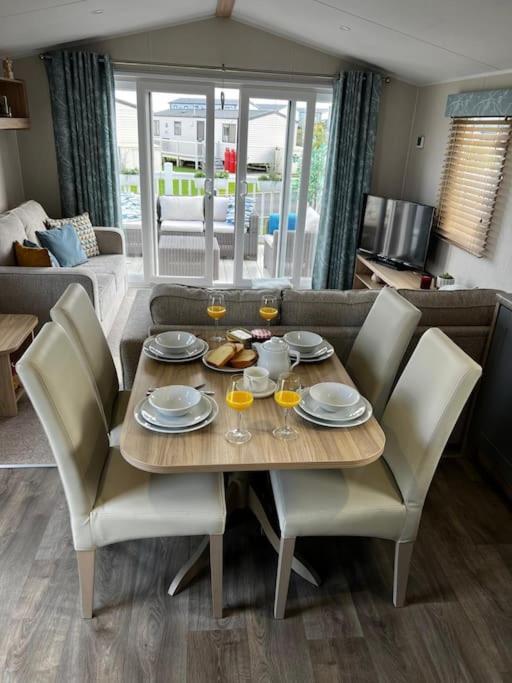Sandy Bay Caravan Getaway 滨海纽比金 外观 照片